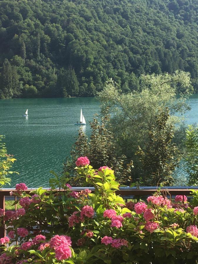 Casa A Schiera Fronte Lago Con Giardino Barcis Eksteriør billede