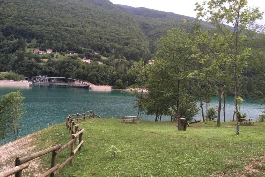 Casa A Schiera Fronte Lago Con Giardino Barcis Eksteriør billede