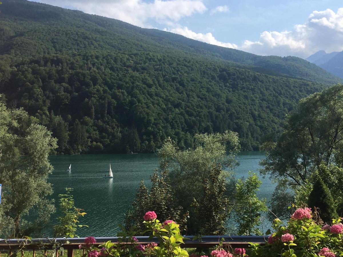 Casa A Schiera Fronte Lago Con Giardino Barcis Eksteriør billede