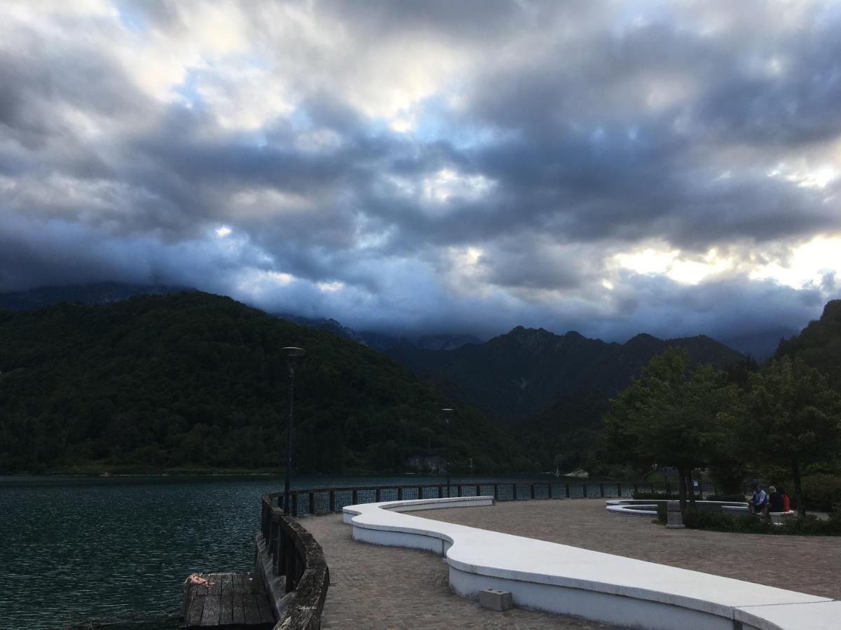 Casa A Schiera Fronte Lago Con Giardino Barcis Eksteriør billede