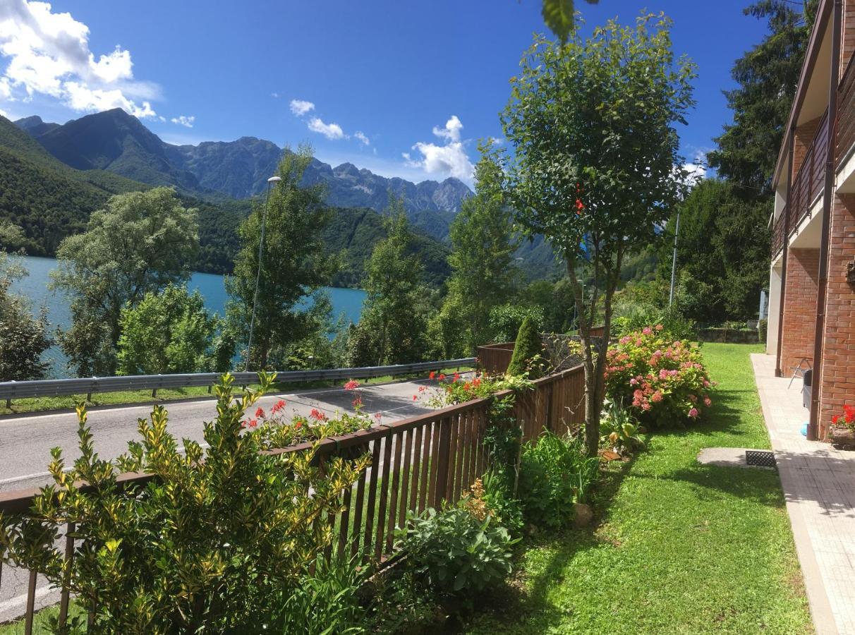 Casa A Schiera Fronte Lago Con Giardino Barcis Eksteriør billede